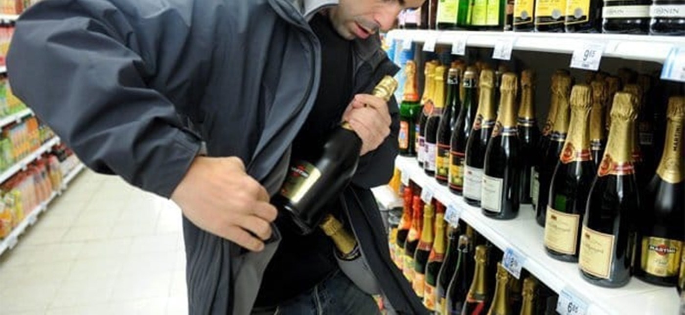 Doi frați din Botoșani au furat șapte zile la rând băutură dintr-un hypermarket 