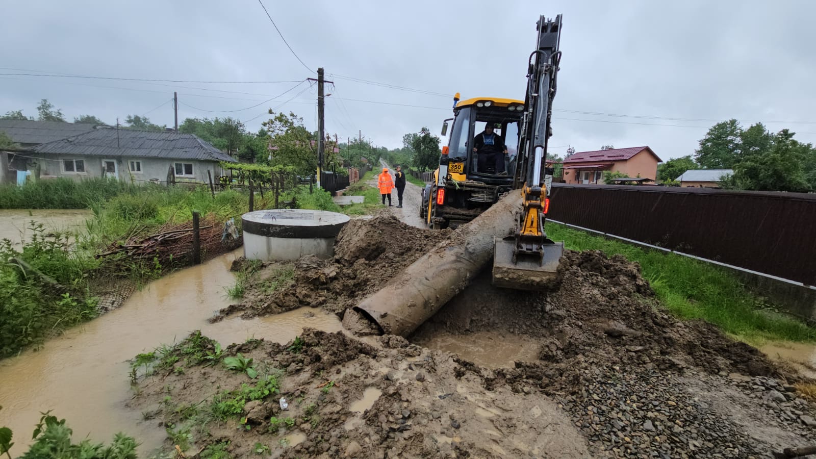 Cod Galben la Botoșani cu vijelii și grindină: Șoferii sfătuiți să nu-și lase mașinile lângă stâlpi și copaci 