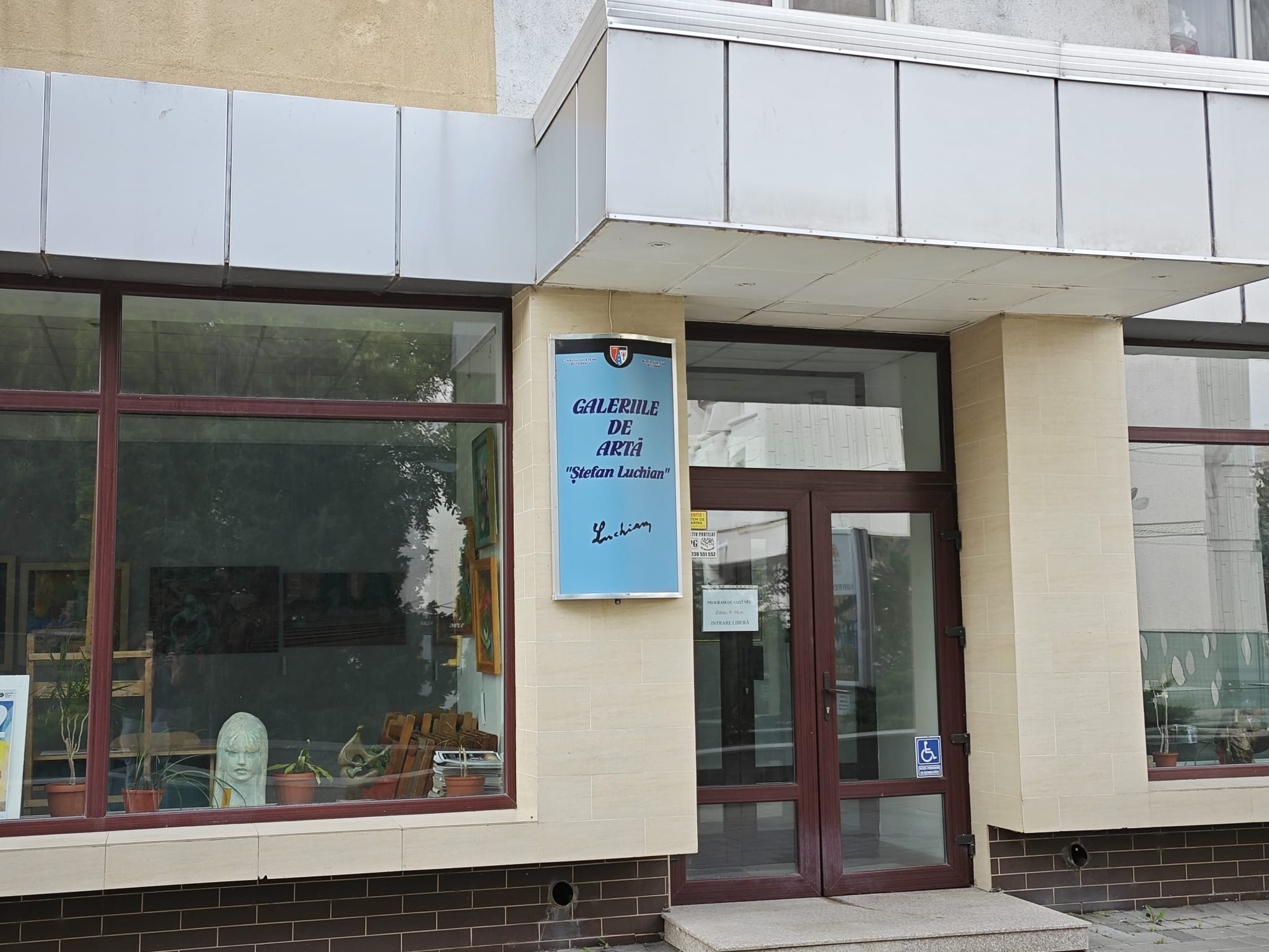 „Gânduri spre infinit” O profesoară din Botoșani expune la Galeriile de Artă