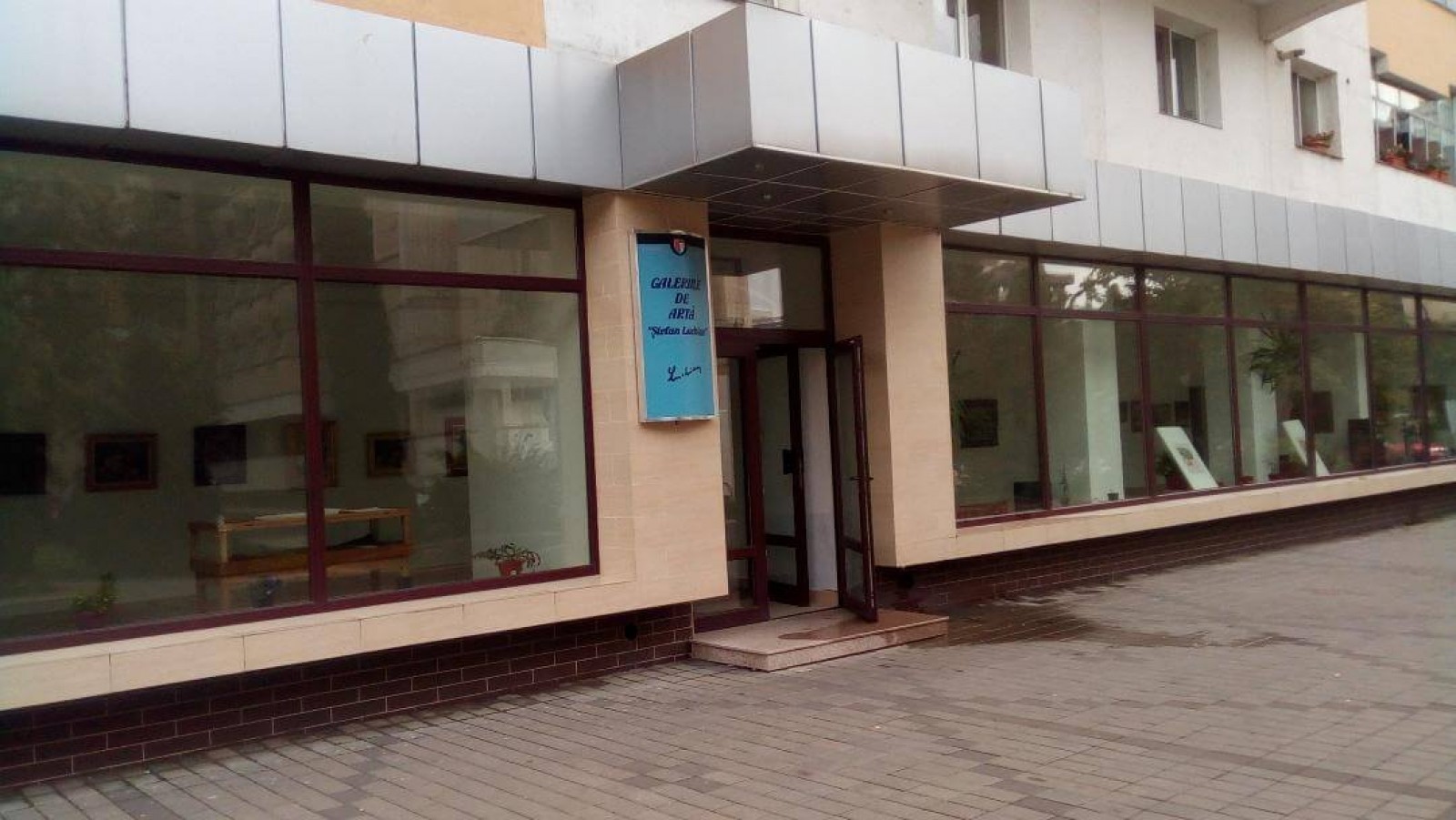 „Plus minus trei”: Expoziție de grup cu lucrările unor artiste  