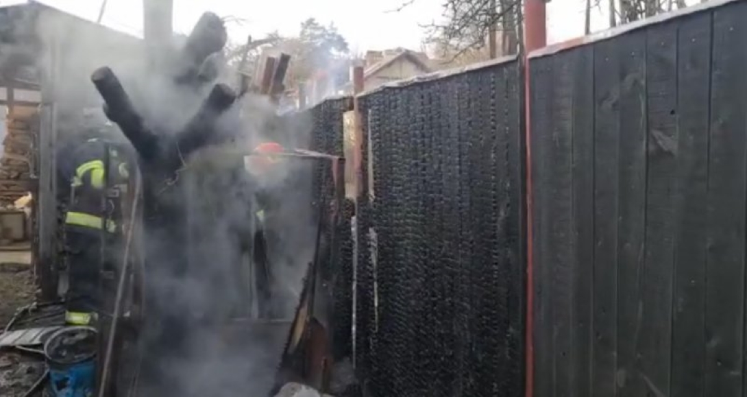 Un tânăr nervos pe soție a dat foc la gardul casei, polițiștii l-au scos cu forța din locuință