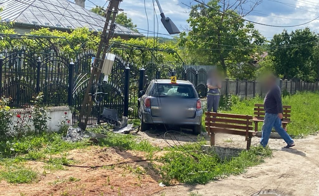 Tânăr în arest la domiciliu după ce, rupt de beat, a distrus gardul unei case și a fugit de la locul accidentului 
