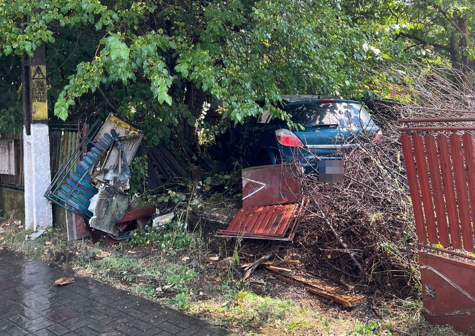 Gard distrus de un șofer care abia se ținea pe picioare 