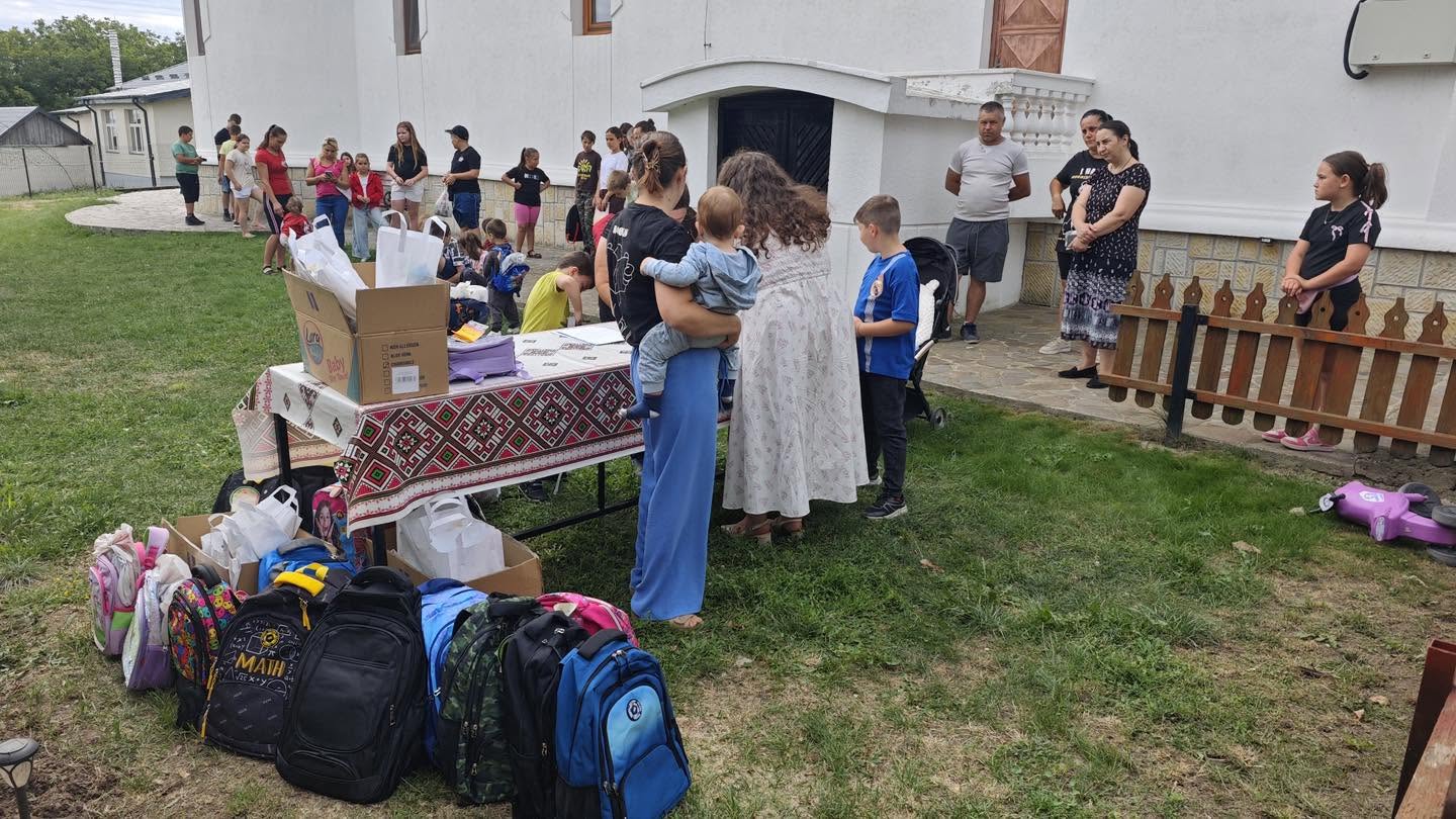 Bucurie înainte de începerea școlii: Ghiozdane oferite copiilor din două parohii