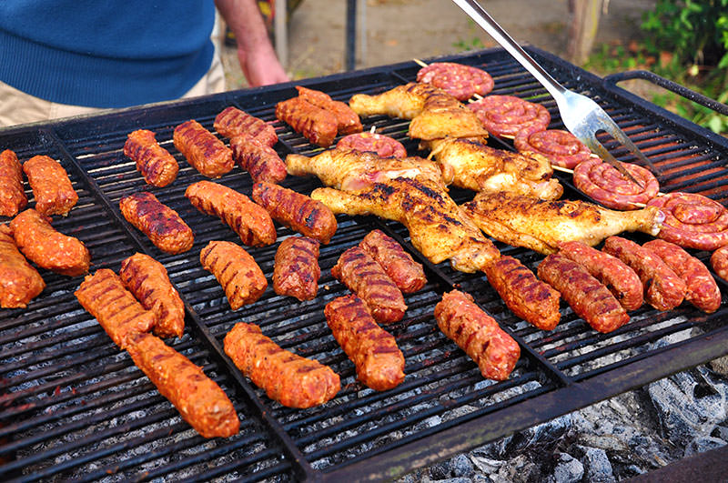 Grătar în Centrul Istoric pe 1 Mai, un administrator de terasă a înjurat polițiștii 