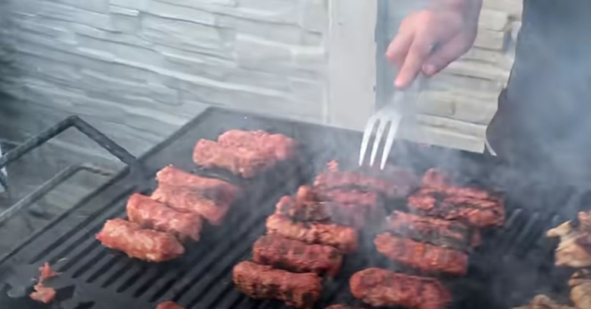 FAZA ZILEI: Un botoșănean și-a scos grătarul în fața blocului și s-a trezit cu musafiri nepoftiți 