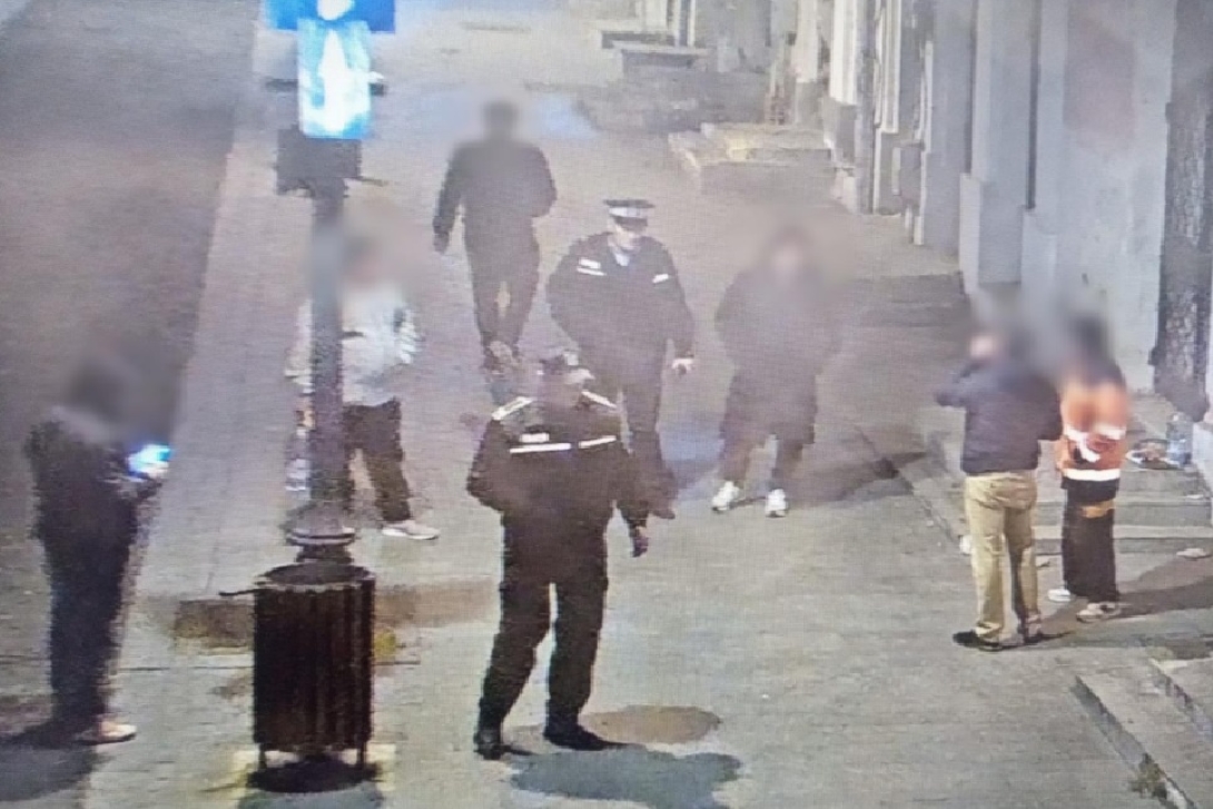 Grup de tineri adunat în fața unui magazin din Centrul Istoric: Unul dintre ei consuma alcool