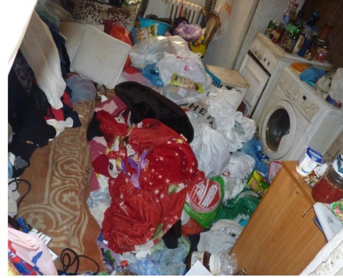 Munți de gunoaie în locuințele unor botoșăneni, locatarii nu au mai rezistat și au chemat polițiștii 