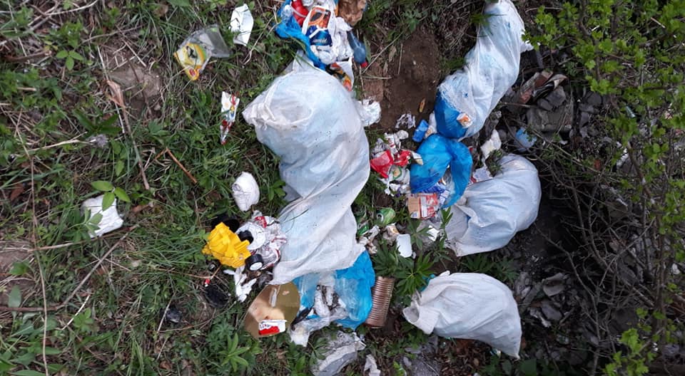 Recipiente toxice aruncate la voia întâmplării: Un bărbat din Botoșani este cercetat penal