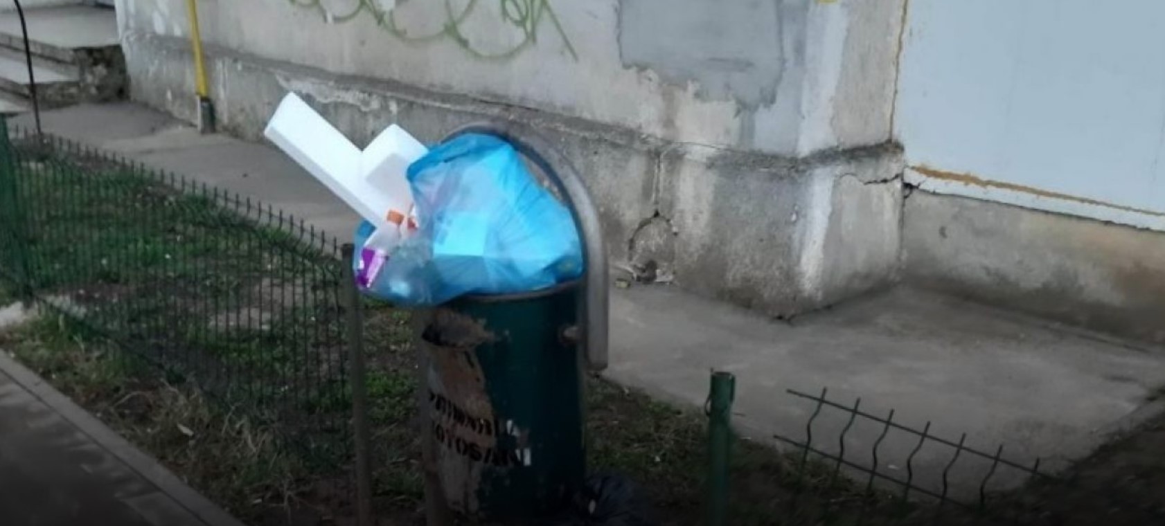 Botoșăneni amendați de polițiștii locali după ce și-au aruncat gunoiul pe unde au apucat