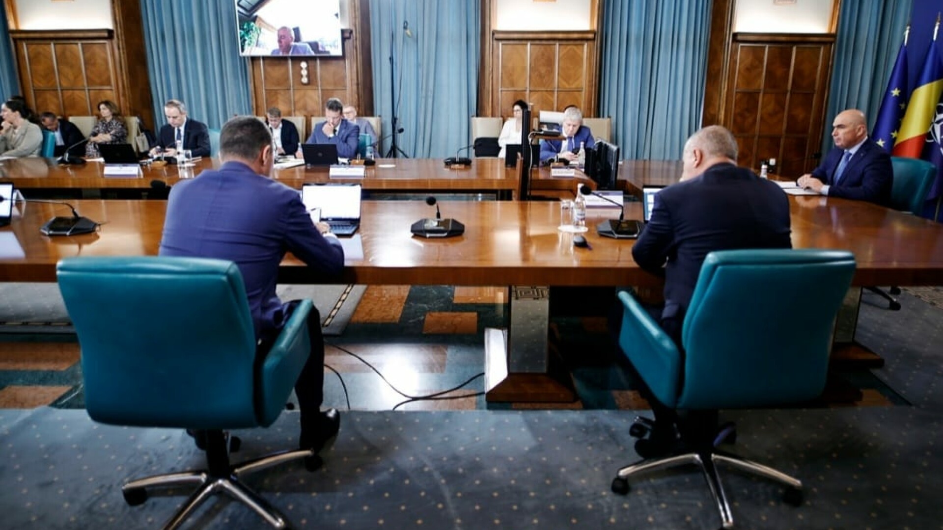 Guvernul va opri transferurile între instituții și va suspenda concursurile: Schimbări privind cumulul pensiei cu salariul