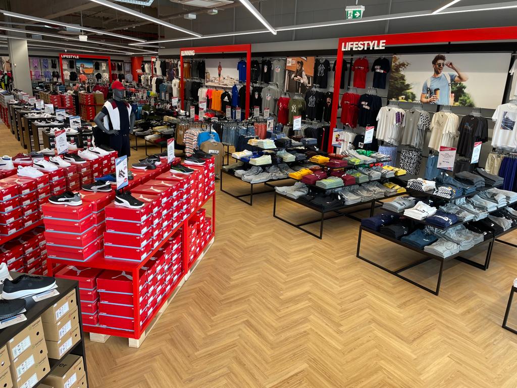 Un nume uriaș iese definitiv de pe piața din România: Toate magazinele au fost vândute