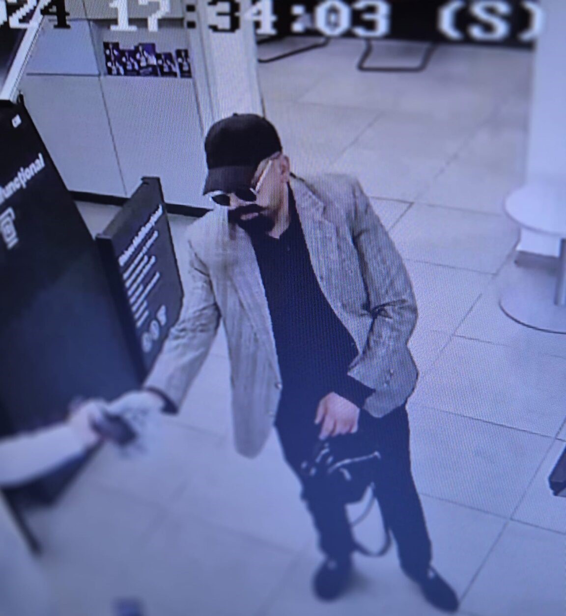 Aproape de noi... Un jaf bancar a eșuat fiindcă hoțul nu a găsit banii și a fugit