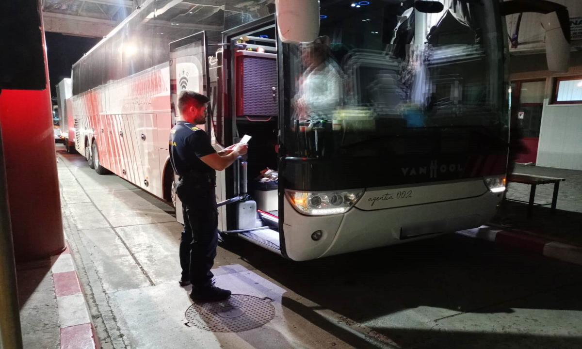 Hoț de lux găsit la vamă după o lovitură de proporții cu 85.000 de euro și ceasuri Rolex