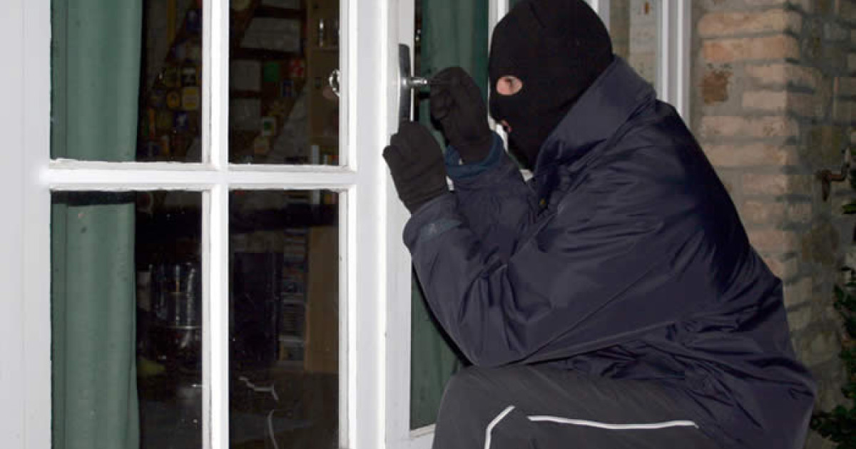 Semnele care arată că hoții îți „testează” casa: metode folosite și cum te poți proteja