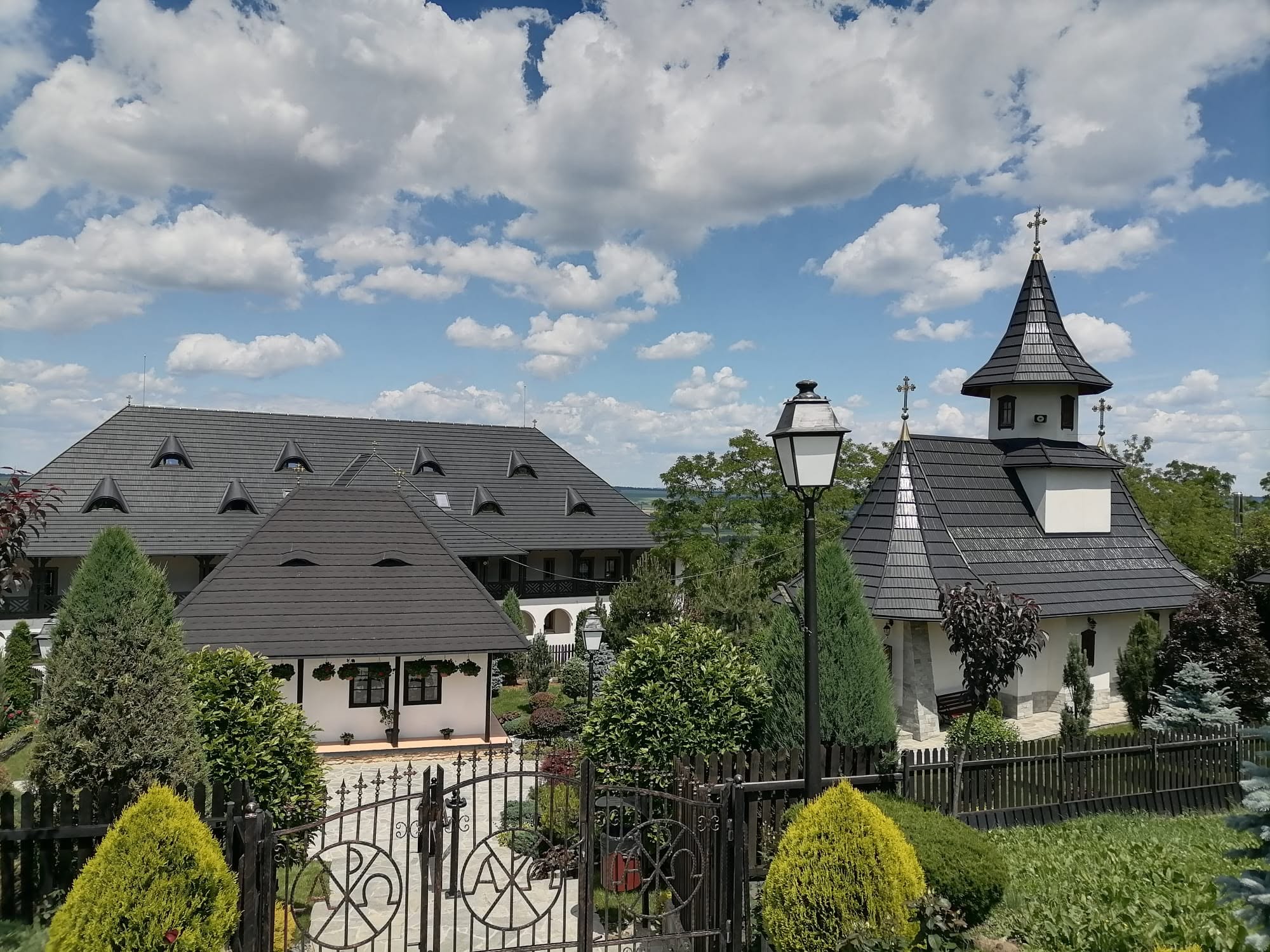 hram la o manastire din botosani