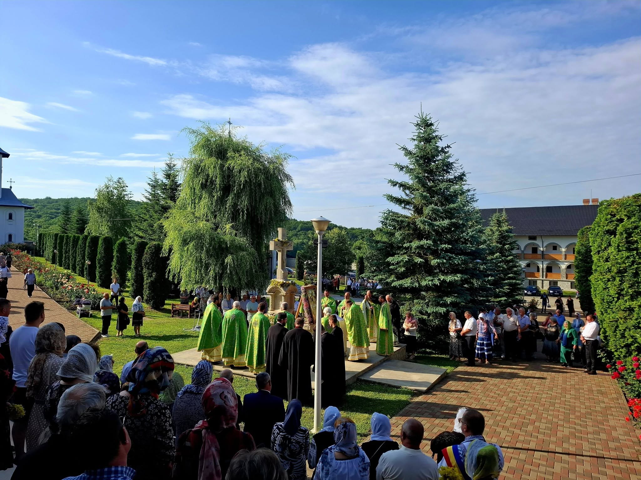 Sobor de preoți și numeroși credincioși la hramul de vară al Mănăstirii Gorovei
