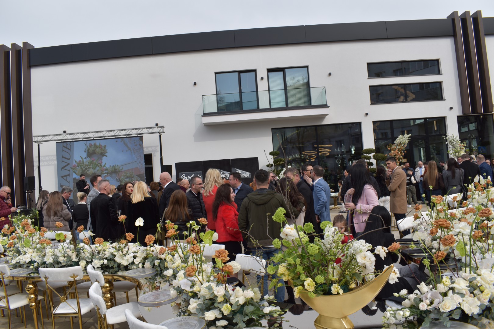 s-a deschis iangurare floraria gardenia.