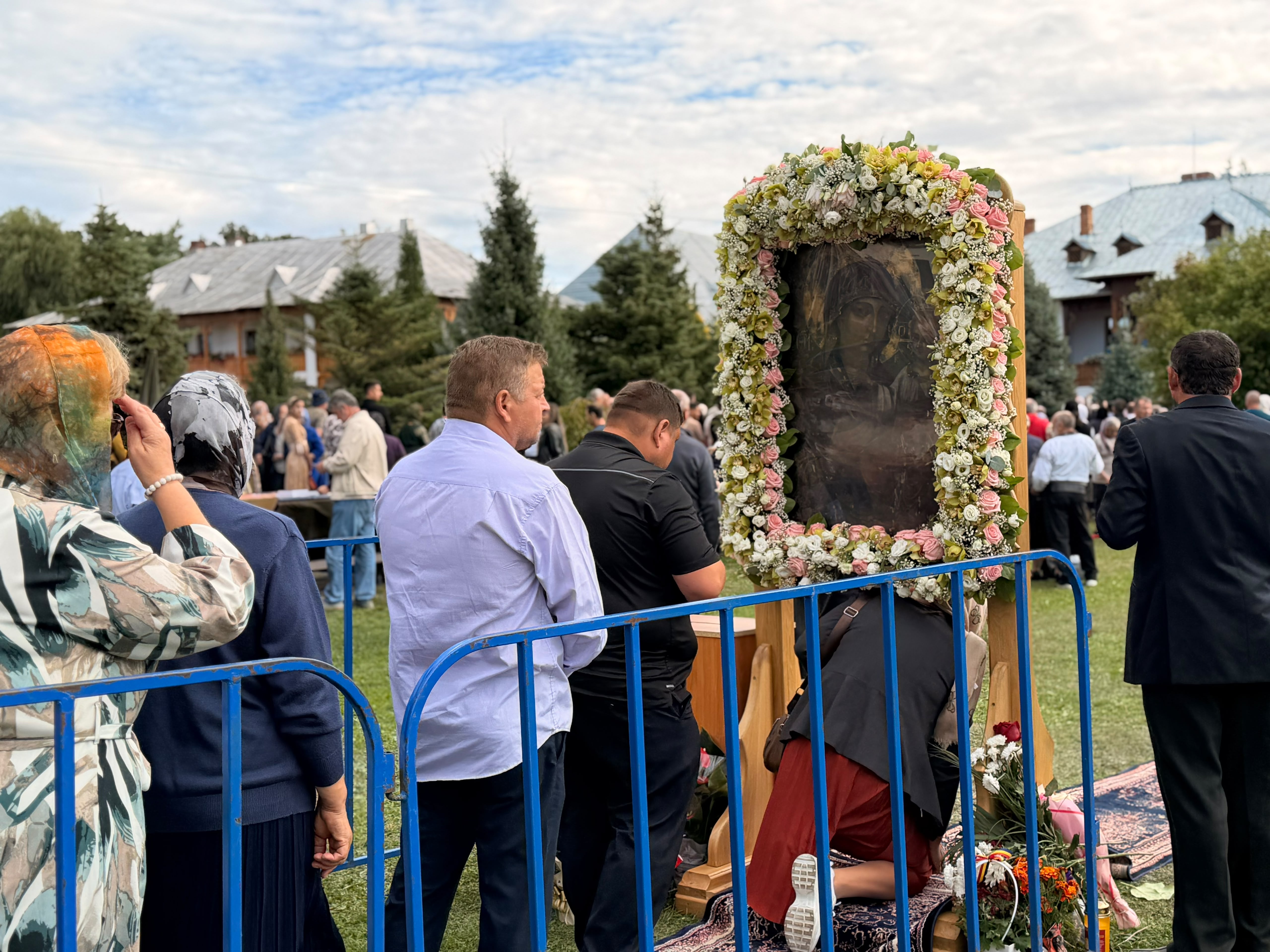 icoaa maicii Domnului scoasa spre inchinare