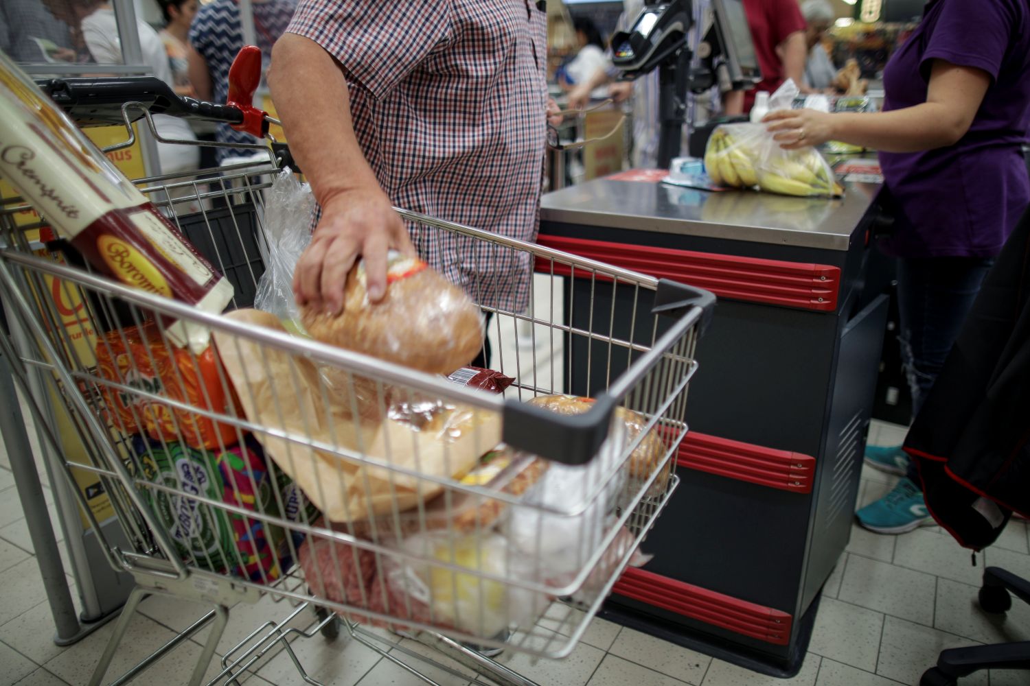 România strânge cureaua! Vânzările de alimente, în picaj