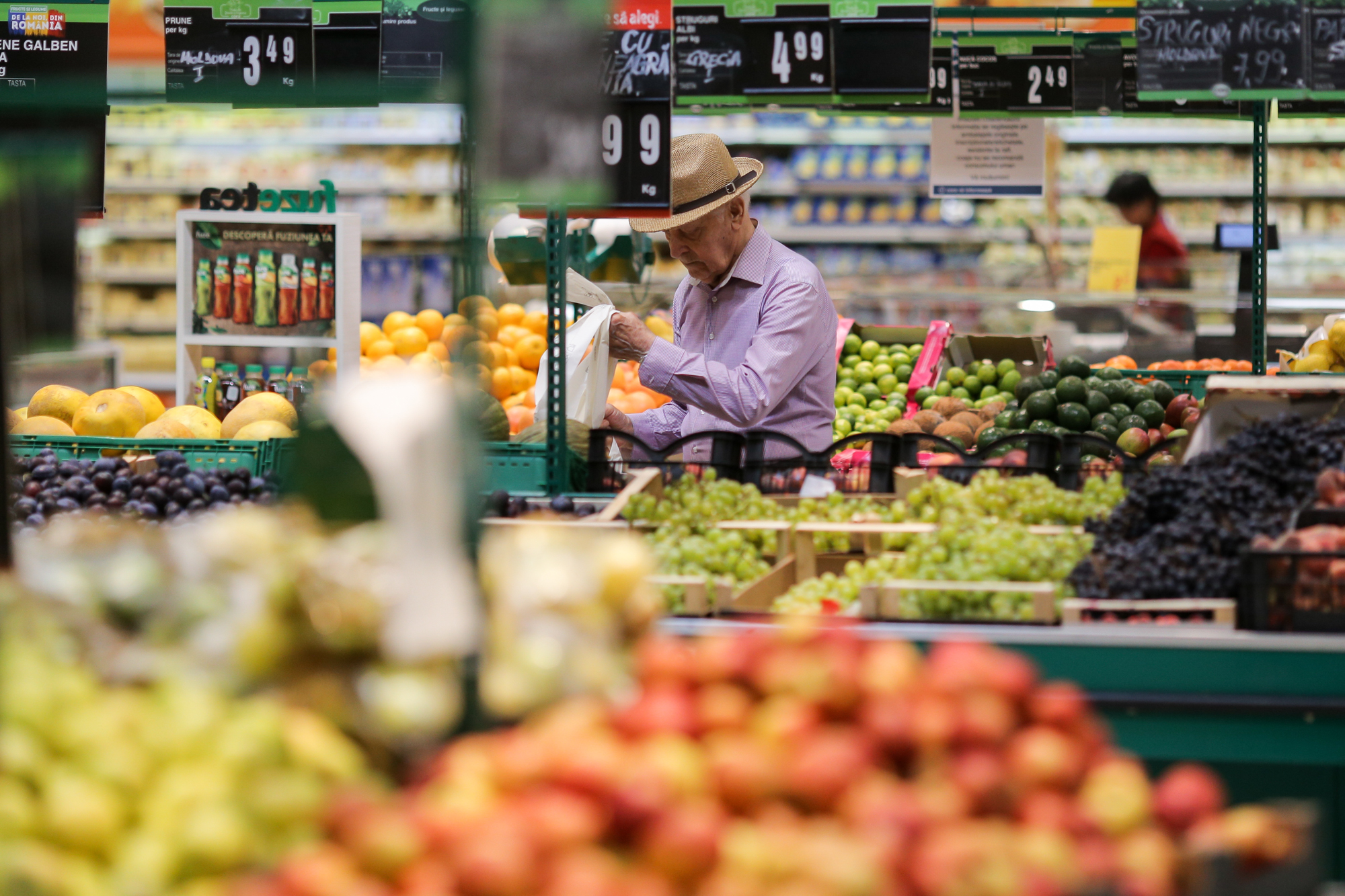 Studiu: Românii își schimbă obiceiurile de consum pe fondul presiunii economice