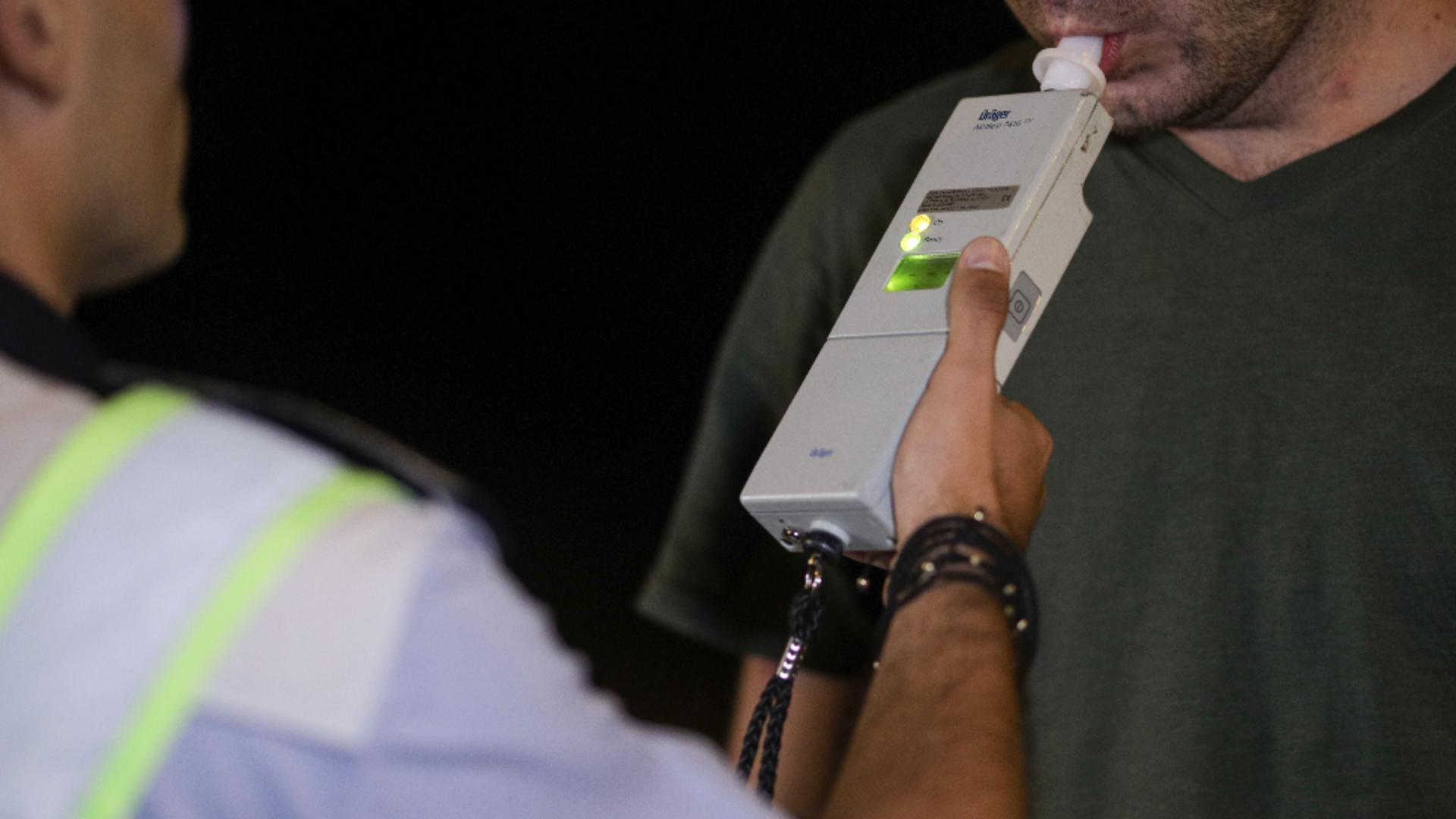 Tânăr de 22 de ani prins băut la volan în toiul nopții