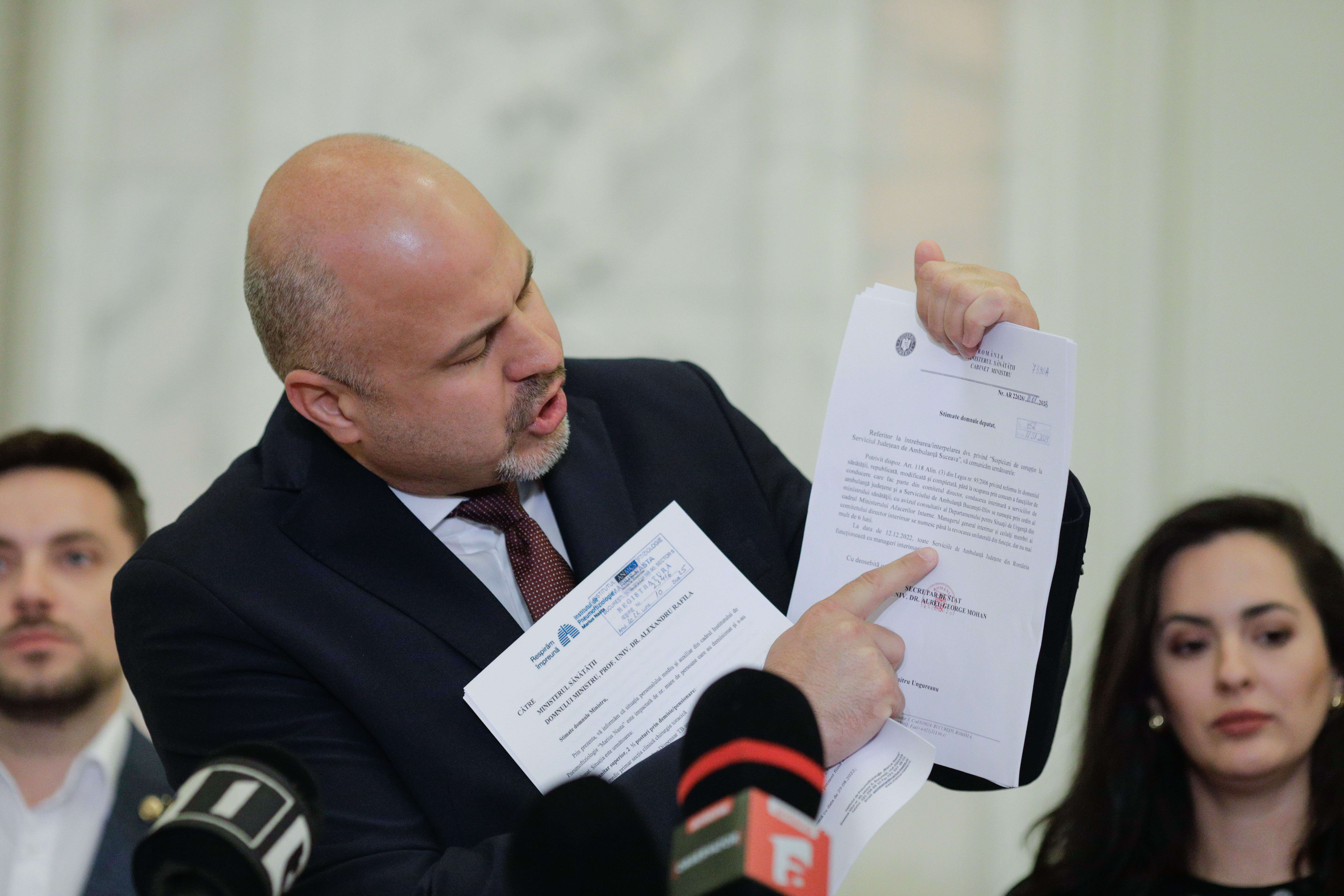 Scandal în Senat pe legea care limitează mandatele șefilor Serviciilor: „Sunteți slugile lor”