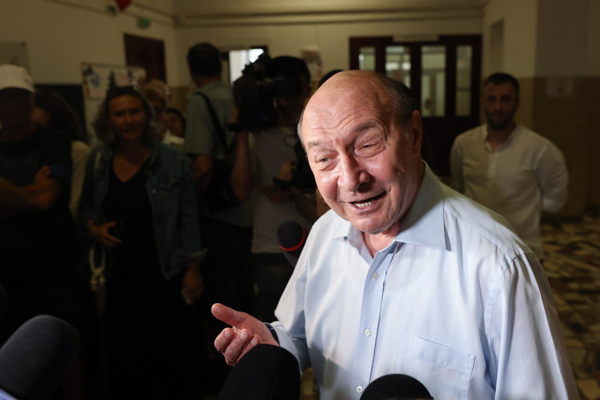 „Simion își bate joc de ei, pur și simplu”. Traian Băsescu ironizează discuțiile partidelor cu AUR