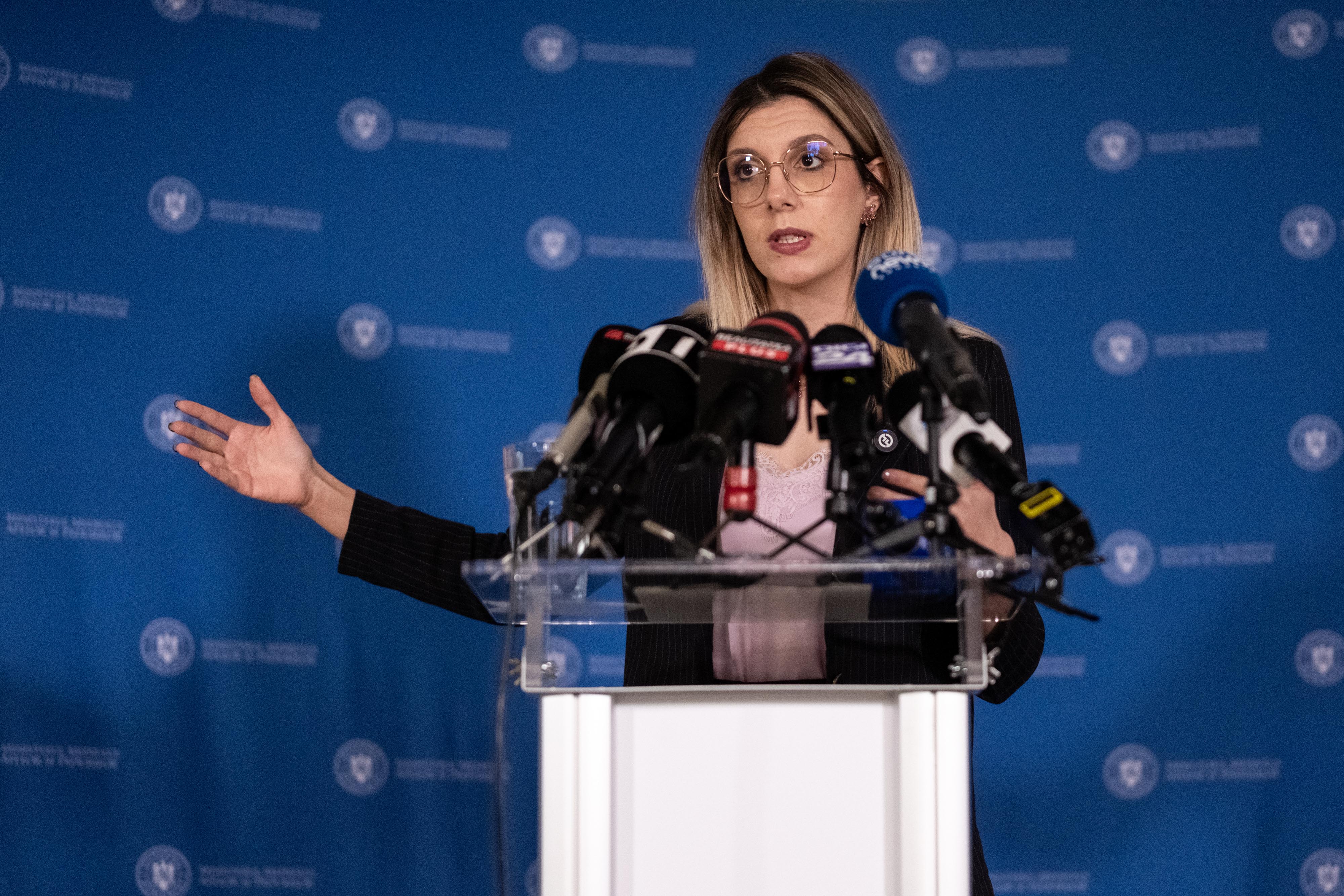 „Minune medicală!”. Buzoianu spune că șeful de la Apele Române a evitat demiterea prin concediu medical până la plecarea ei din funcție