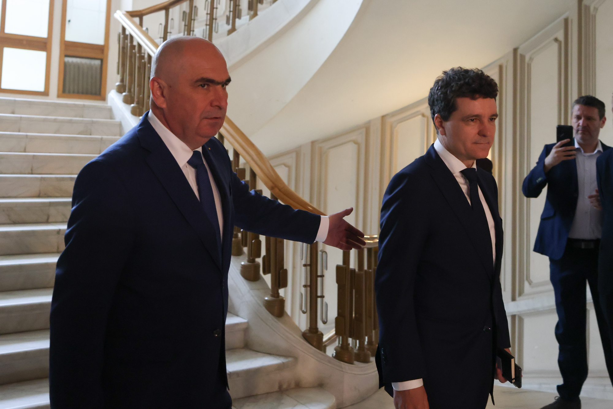 Nicușor Dan, vizită scurtă la Guvern înaintea ședinței Coaliției pe măsuri fiscale