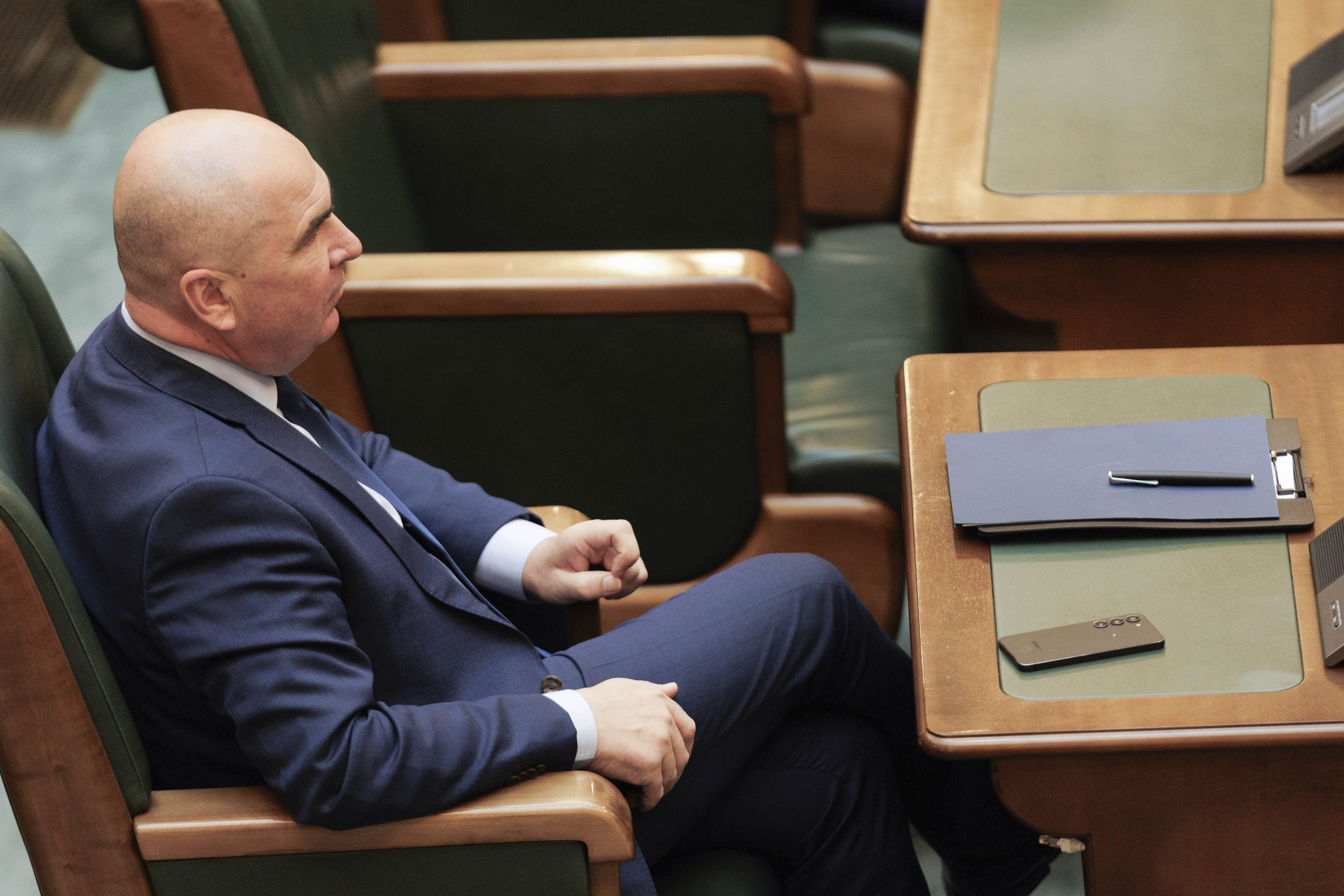 Tensiuni în Coaliție: Bolojan a amenințat cu demisia în timpul discuțiilor despre tăierile din administrația locală