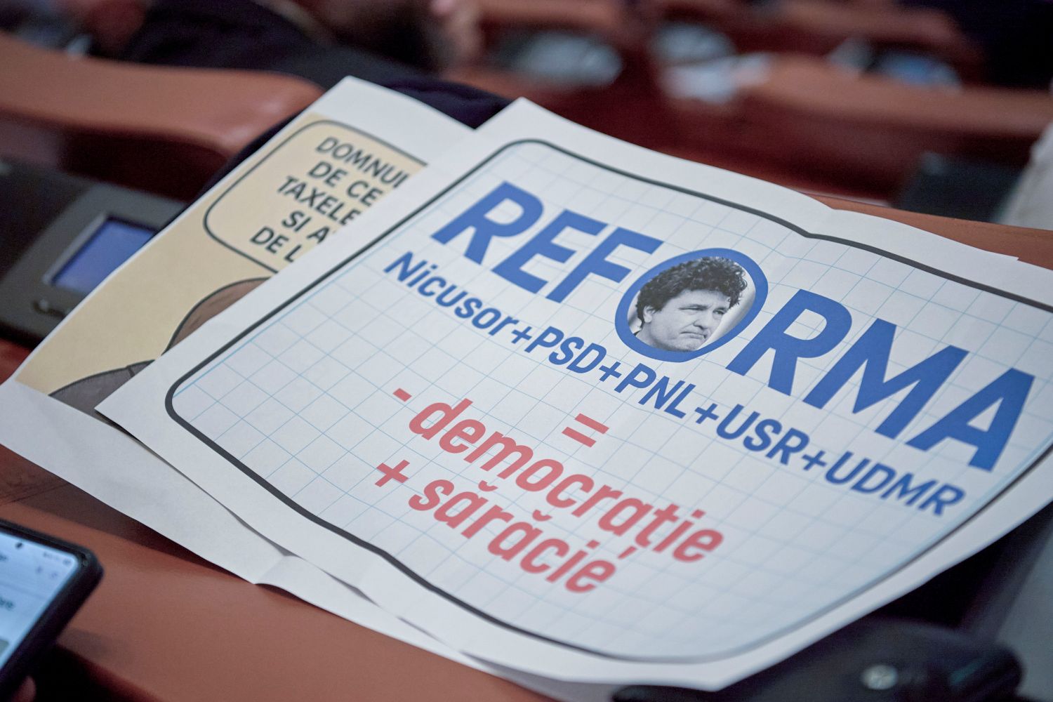 Guvernul Bolojan, în pericol: Patru moțiuni de cenzură, dezbătute și votate în Parlament. Protest în fața instituției