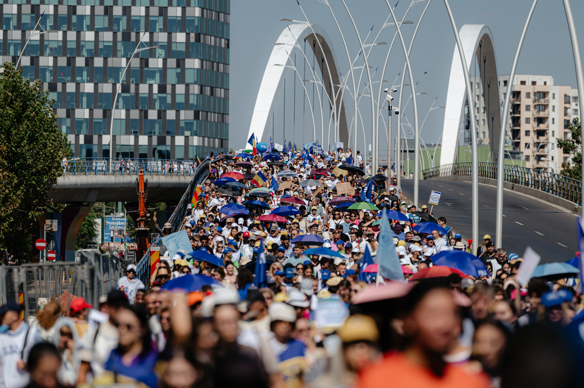 FOTO/VIDEO: Peste 10.000 de profesori au protestat la Cotroceni. S-a scandat „Grevă generală” după discuțiile cu președintele