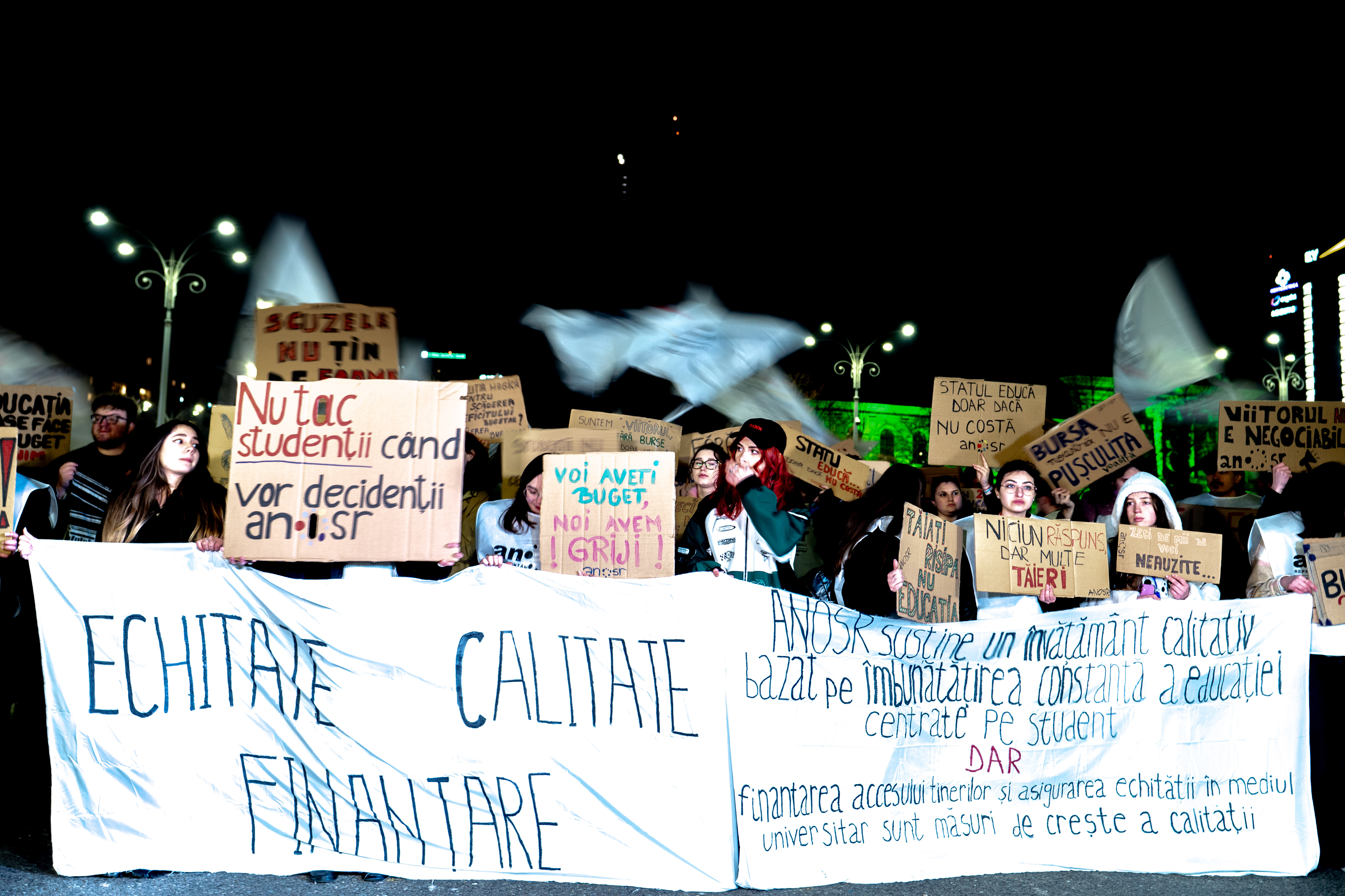 Ministrul Educației, dialog cu studenții protestatari din Piața Victoriei: Ce le-a transmis Mihai Dimian