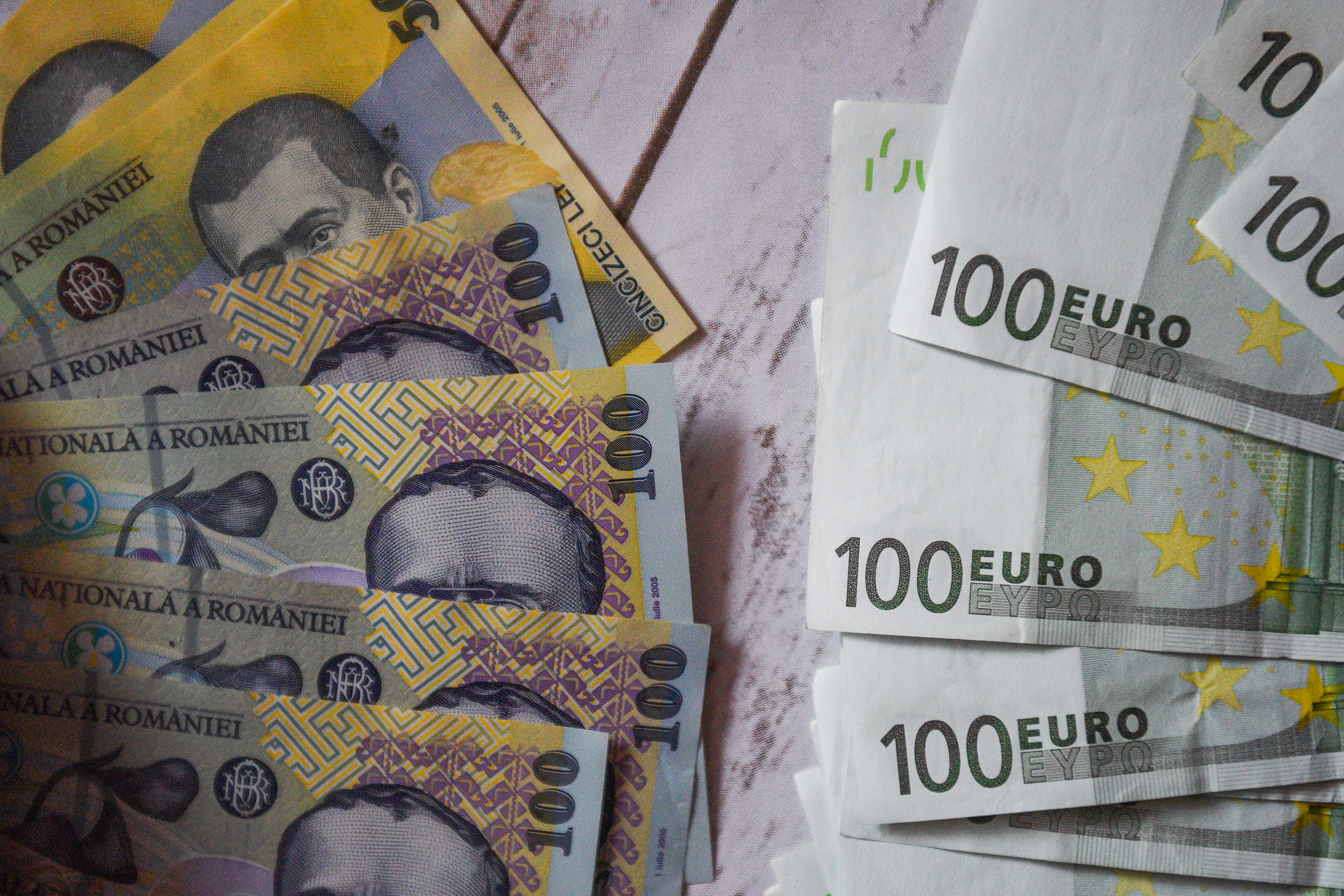 Economii în lei sau euro? Decizia care a panicat românii după deprecierea leului