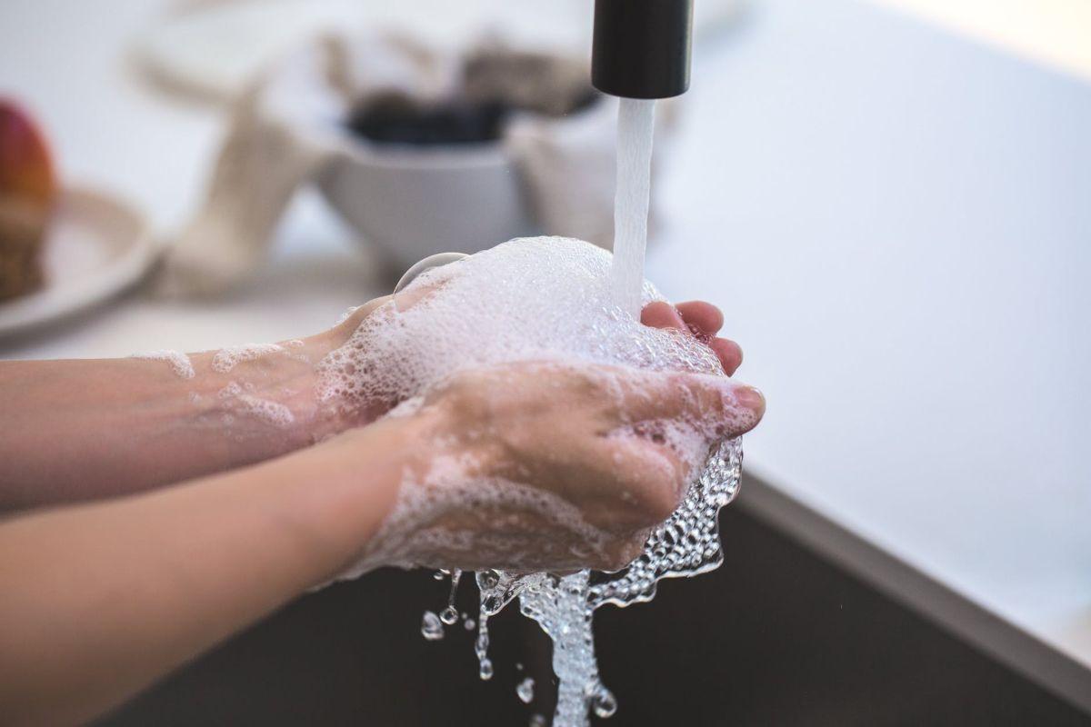 Caniculă și apă puțină: cum reduci consumul din casă fără să tai din strictul necesar
