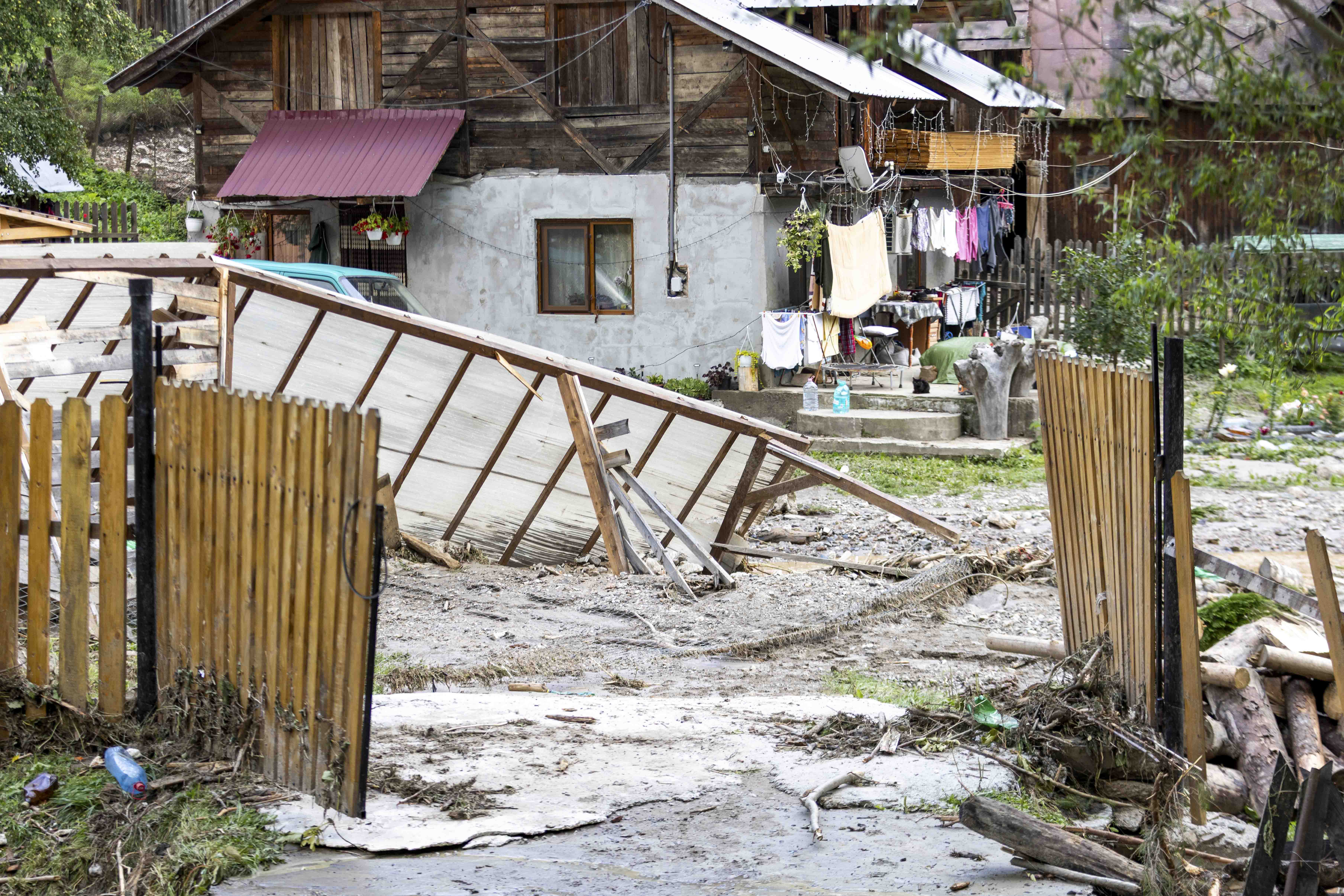 Peste 3,7 milioane de lei, despăgubiri pentru sinistrații din Suceava și Neamț: Câți bani au primit pentru casele asigurate cu 50 sau 130 de lei