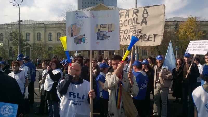 Avertisment sumbru: Mărirea normei didactice ar putea duce la tăieri de salarii și 15.000 de posturi reduse