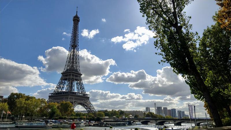 Bărbat reținut după ce a sărit cu parașuta de pe Turnul Eiffel, al doilea incident de acest gen într-o lună