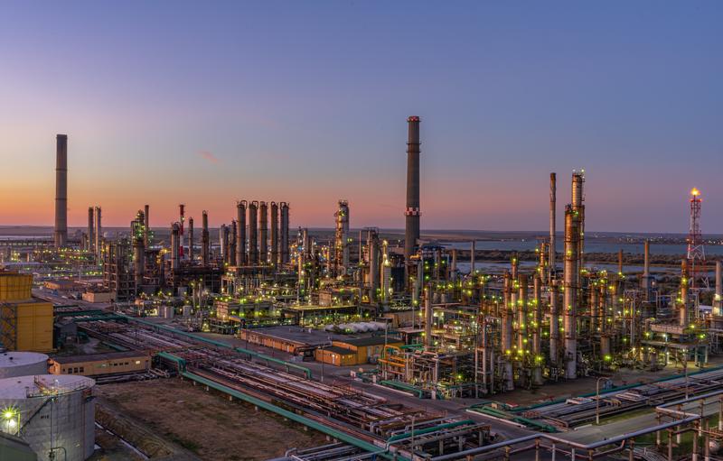 Cum a ajuns România dependentă de petrolul din Kazahstan și nu din Rusia / Decizia strategică luată de un miliardar român