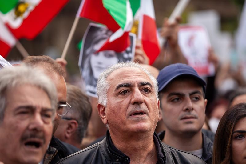 Fiul șahului Iranului vrea acasă și incită la grevă generală!