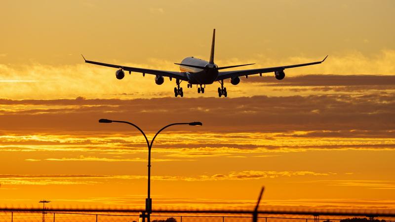 Prețuri majorate la biletele de avion și risc de anulare a zborurilor: Penuria de kerosen lovește Europa