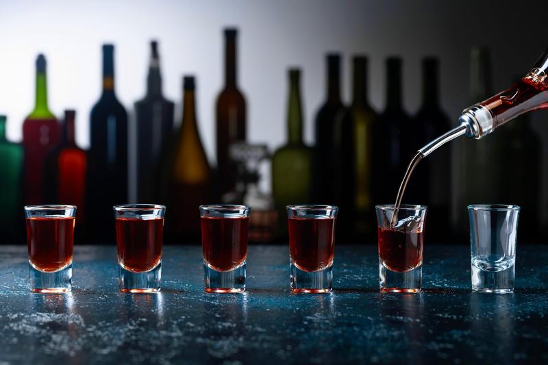 Alcoolul, drogul versatil care ne poate face fericiți sau nefericiți: Cum acționează asupra creierului