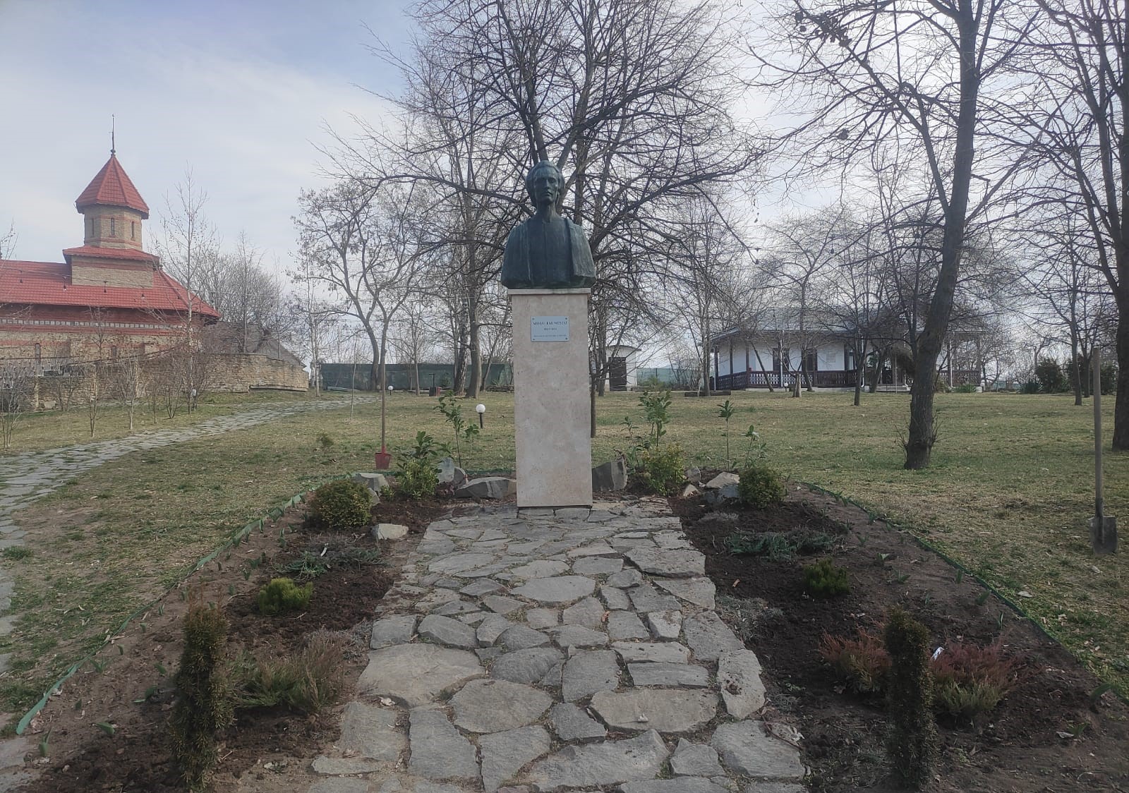 Deputatul Alexandrin Moiseev a dat bani pentru stricăciunile Dianei Șoșoacă de la bustul poetului nepereche