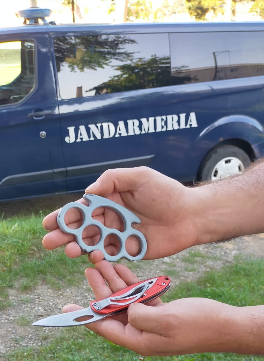 Șoferul unui autocar plin cu elevi, atacat de doi tineri: Jandarmii chemați de urgență