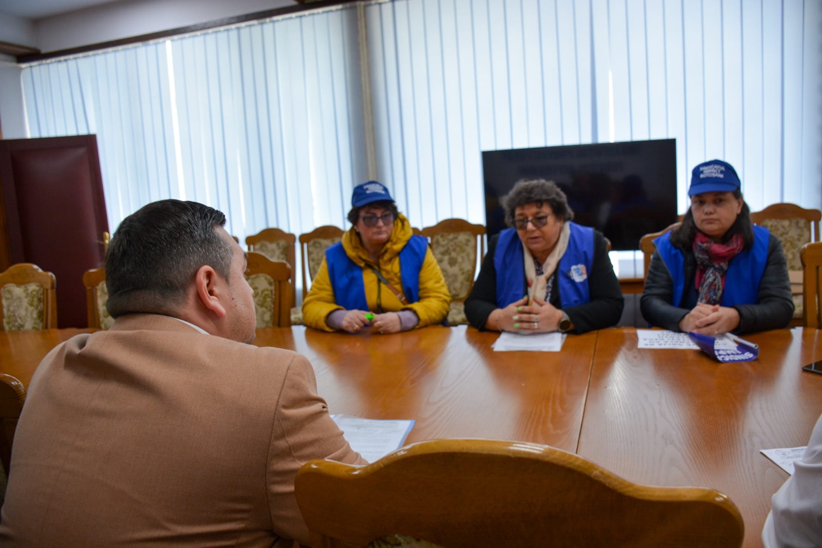 „Când eu nu am să mai fiu, copilul meu unde va fi?”  Întrebarea dureroasă care a răsunat în sala Prefecturii  – VIDEO 