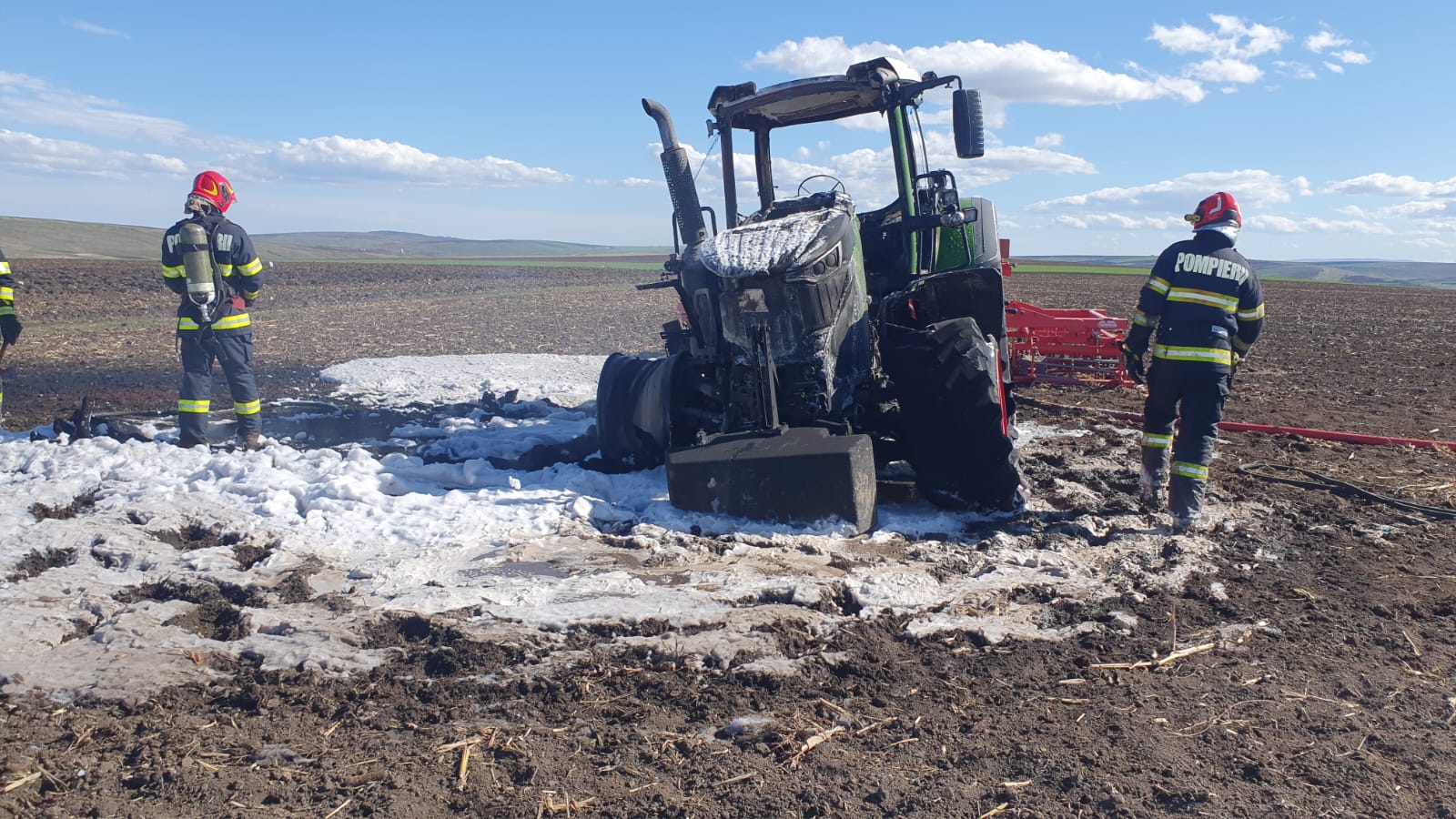 Un tractor a luat foc pe câmp, șoferul a chemat pompierii