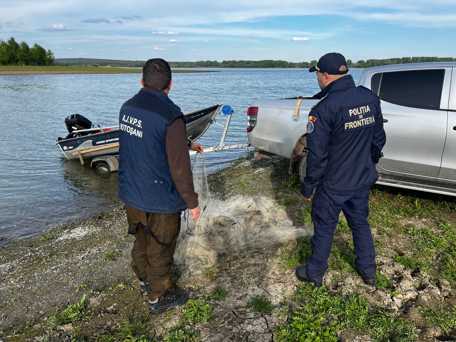 Plase de pescuit îndepărtate de polițiști din râul Prut