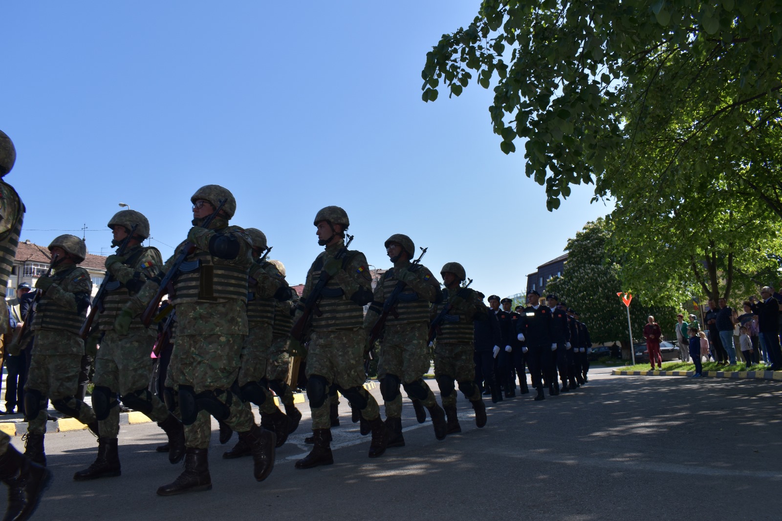 CLIPUL ZILEI: Defilarea militarilor la Ziua Veteranilor de Război 