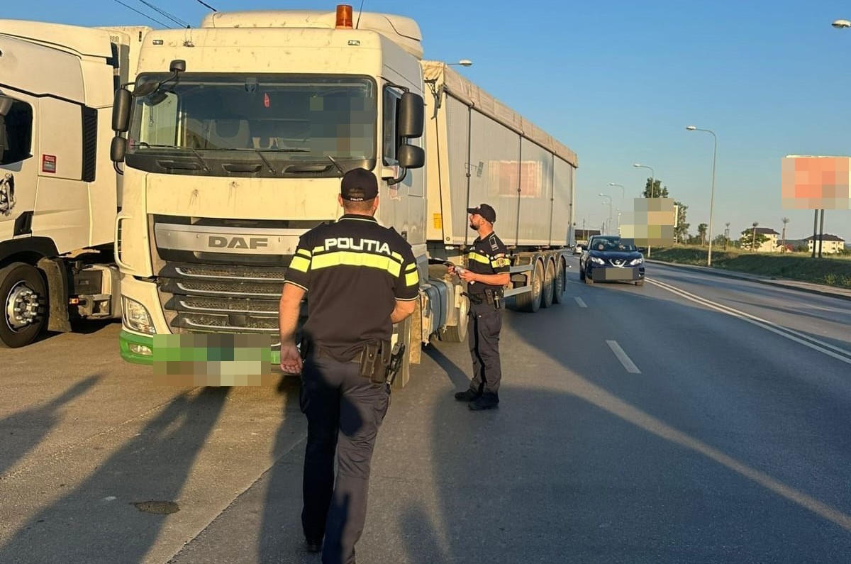 Pe urmele hoților de lemne: 200 de mașini trase pe dreapta, un sucevean a fost ghinionistul zilei  